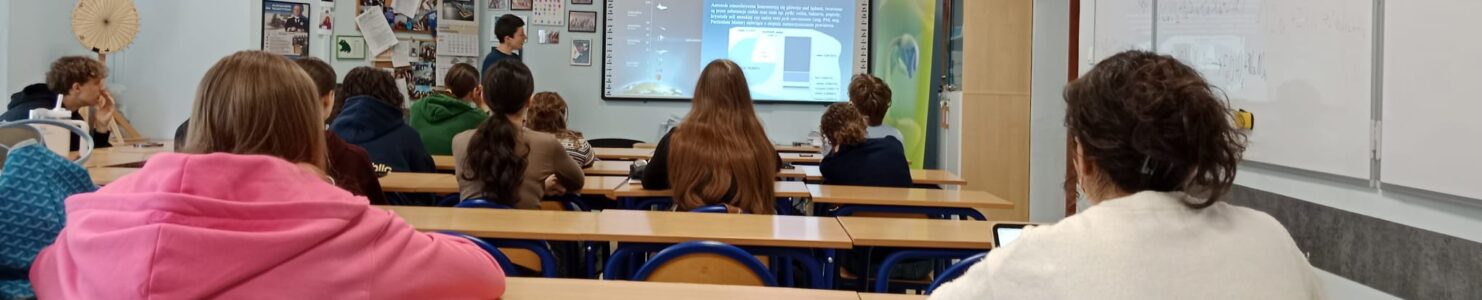 Uczniowie klasy III B na wykładzie ze współczesnej biologii