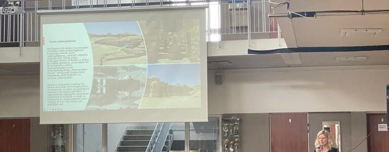Klasy humanistyczne na spotkaniu z archeologią